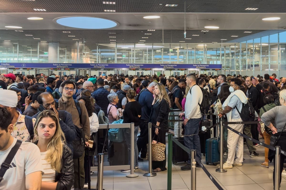 Long Wait Line In Lisbon Airport
