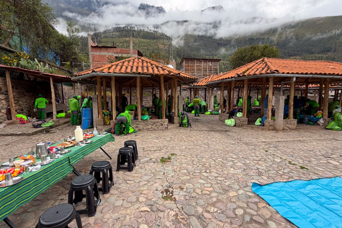 Trailhead breakfast with Alpaca Expedition porters prepping for Inca Trail hike