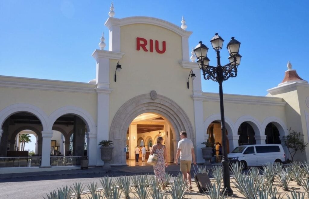 2 U.S. Tourists Entering The Riu Sante Fe Lobby In Losa Cabos