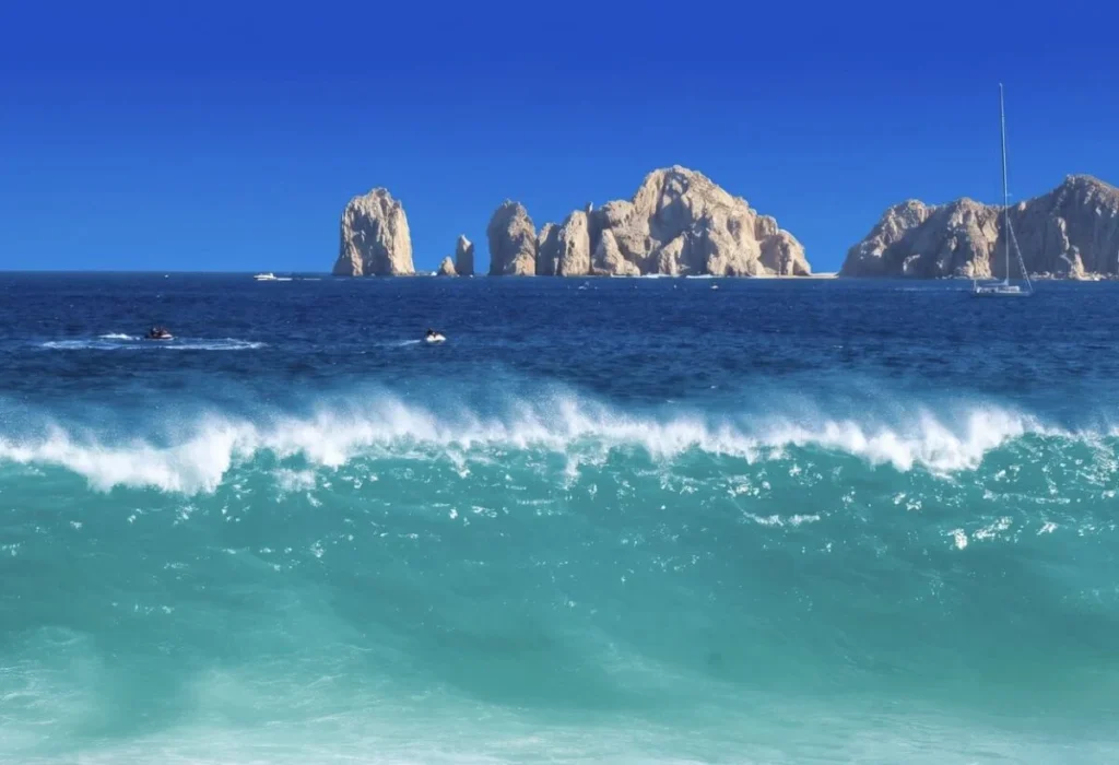 Large Waves In Los Cabos