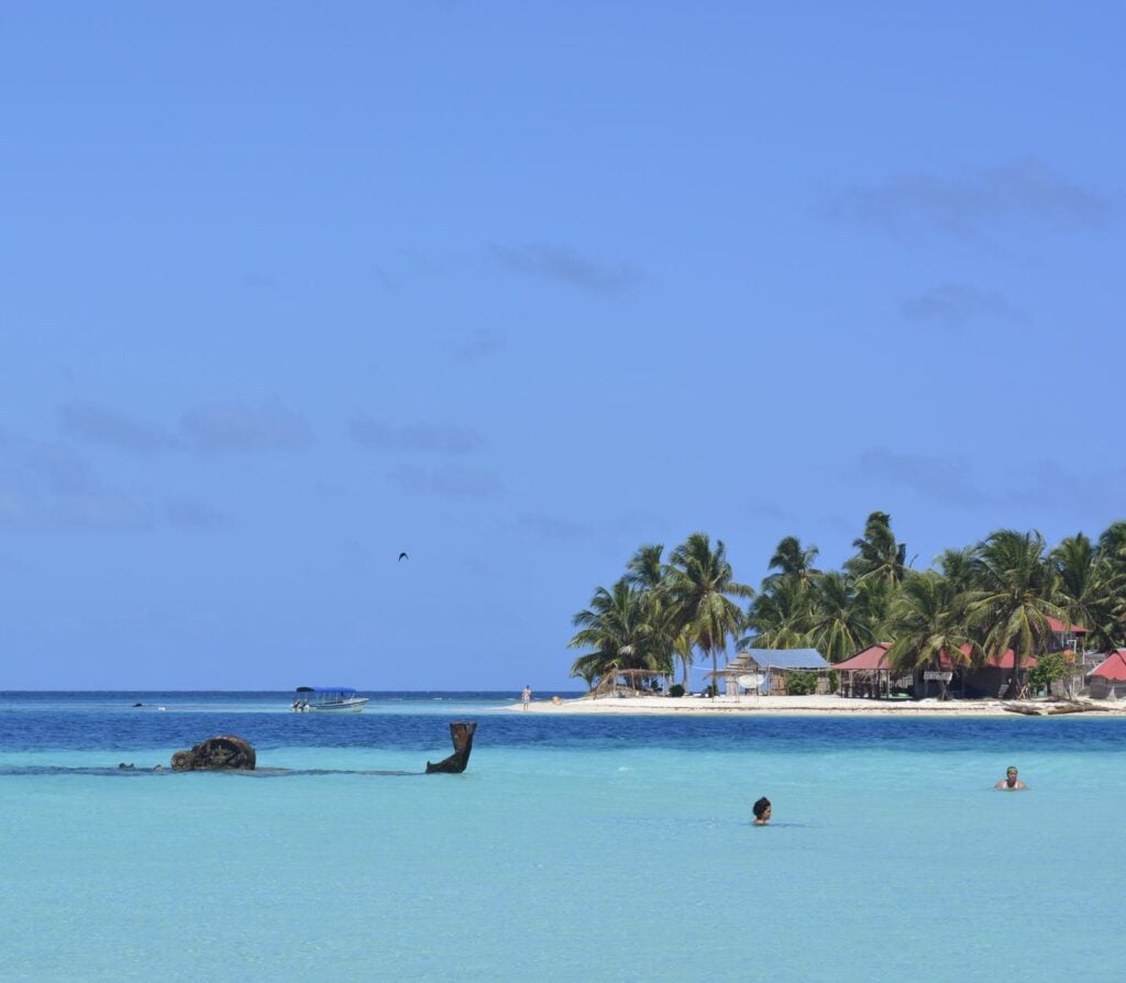 tourists diving near a shipwreck in San Blas archipelago